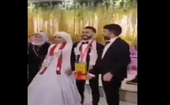 عريس يتلقى أغرب هدية في حفل زفافه (فيديو)