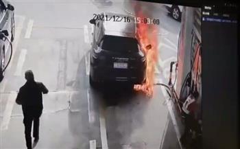 السيارة أصبحت كرة نار.. صينية تتعرض لهجوم غادر في محطة وقود (فيديو)