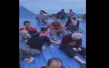 المياه غمرت البشر.. سكان ماليزيا يهربون من الفيضان إلى أسطح المنازل (فيديو)
