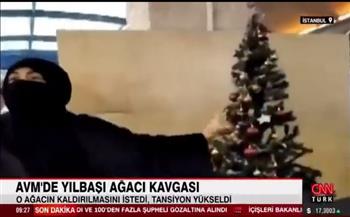 "نحن في بلد مسلم".. تركية تجبر صاحب مول تجاري على إزالة شجرة الكريسماس (فيديو)