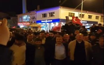 بعد ارتفاع سعر الليرة.. محافظ البنك المركزي التركي يرقص في الشارع (فيديو)