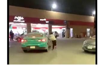 فتاة تسرق «تاكسي» فى محطة وقود بالسعودية بطريقة جريئة (فيديو)