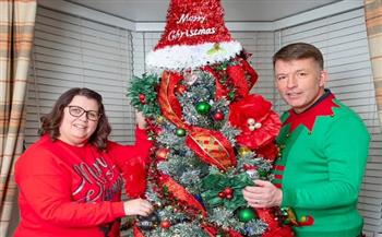 «من عيد الميلاد للهالوين» عائلة بريطانية تقيم كل الاحتفالات على «شجرة الكريسماس» (صور)