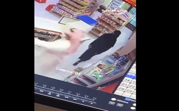 سطو مسلح صادم على متاجر في السعودية .. و 3 منقذين يتدخلون |فيديو