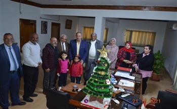 براعم مدرسة الشهيد يقدمون نموذج شجرة الكريسماس لرئيس مدينة القصير