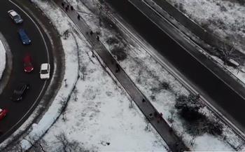 طائرة مسيّرة ترصد مشاهد رائعة لمدينة تركية تحولت للون الأبيض بسبب الثلوج (فيديو)