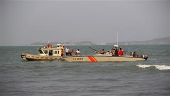 خفر السواحل اليمنية تتسلم طاقم سفينة الأسلحة التي ضبطتها البحرية الأمريكية