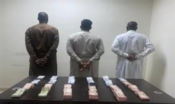 شرطة المدينة المنورة: القبض على (5) مقيمين لجمعهم الأموال وتهريبها إلى خارج المملكة بطرق غير مشروعة