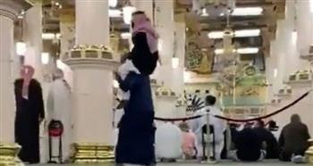 جسر إلى الجنّة.. شاب يحمل والده فوق كتفيه في المسجد النبوي (فيديو)