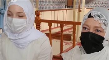 بسبب معاملة جيرانهما الحسنة.. فرنسية وابنتها تشهران إسلامهما في تركيا (فيديو)