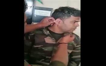 بحيلة ماكرة..  ضابط هندي يغش في امتحان الترقيات (فيديو)