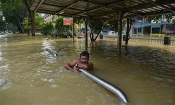 رئيس الوزراء الماليزي يزور المتضررين من الفيضانات