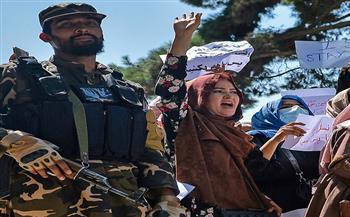 طالبان تحظر على النساء السفر لمسافات طويلة بمفردهن وتمنع نقل غير المحجبات