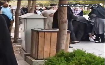 مشاجرة بين امرأة ورجل دين إيراني تجتاح مواقع التواصل (فيديو)