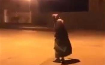 مسن يتحدى الطقس البارد ويواظب على عادته فى إيقاظ المصلين للفجر (فيديو)