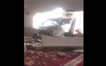 المصلّون هربوا.. قائد شاحنة يقتحم مسجدًا في السعودية ويصيب 5 أشخاص (فيديو)