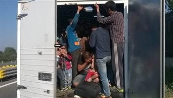 سلطات مقدونيا الشمالية تعثر على 53 مهاجرا مكدسين داخل شاحنة على طريق سريع