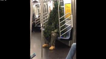 رجل يرتدي شجرة صنوبر.. احتفال طريف بالكريسماس داخل المترو  (فيديو)