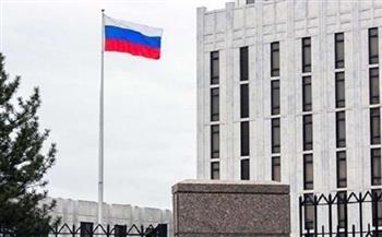 السفارة الروسية في واشنطن تعلق على مطالب الخارجية الأمريكية للإفراج عن أمريكيين