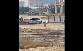 حاول سكب البنزين على نفسه.. شاب "بدون" يحاول الانتحار في الكويت (فيديو)