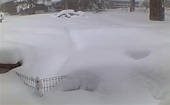 منزل يختفي تحت الثلج بعد عاصفة في كاليفورنيا (فيديو)