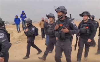 الشرطة الإسرائيلية تعتدي على مواطنين تصدوا لعمليات تجريف أراض في النقب