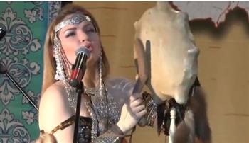 فتاة تثير إعجاب الجميع بإحياء أغاني الشامانية بتقليد أصوات الحيوانات (فيديو) 
