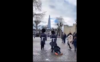 الحرس الملكي البريطاني يمشي فوق طفل سقط على الأرض.. فيديو
