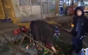 بسبب الجوع والفقر.. نساء وأطفال تركيا يبحثون عن الطعام وسط القمامة (فيديو)