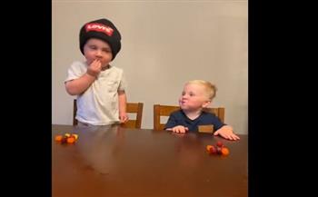 بحركات طريفة.. صغيران يخدعان والدهما بعد طلبه عدم أكل حلوى (فيديو)