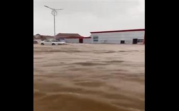 السيارات كأنها تسبح.. مياه الأمطار تغمر شوارع جازان السعودية (فيديو)