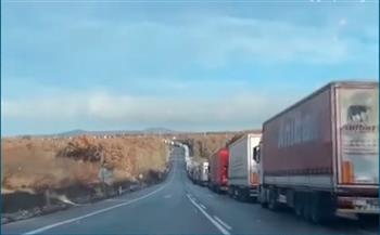 طابور طوله 19 كيلومترا من الشاحنات التركية المتوجهة نحو أوروبا (فيديو)