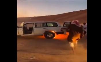 بمٱساوية.. النيران تلتهم سيارة في الرمال الناعمة بالسعودية "فيديو" 