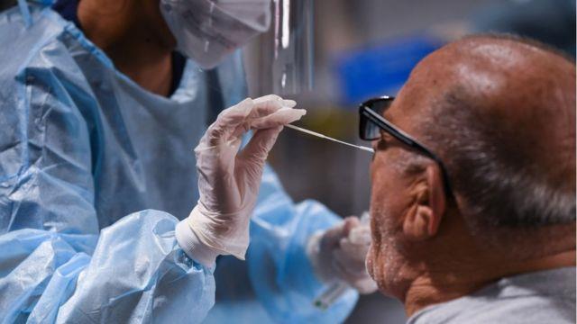 أستاذ طب مخبري: «أوميكرون» استطاع تجاوز جهاز المناعة