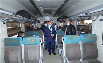 ماذا فعل وزير النقل مع ركاب بدون تذاكر قطار بمحطة مصر