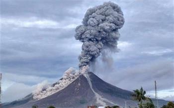 نشاط بركان سيميرو في إندونيسيا يبطئ جهود الإغاثة