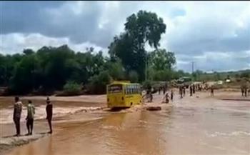 بسبب تهور السائق.. مقتل العشرات إثر انقلاب حافلة في مياه الفيضانات (فيديو)