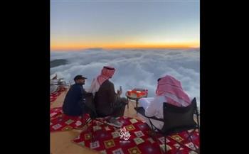 سبحان الخالق.. شباب يجلسون وأمامهم السحاب أعلى جبال السعودية (فيديو)
