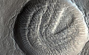 حفرة غريبة في كوكب المريخ تثير حيرة علماء ناسا (فيديو)