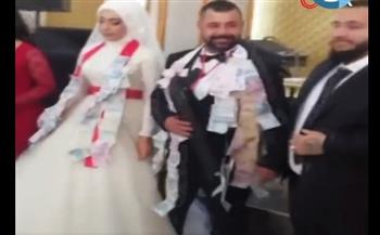 بدلًا من النقود والذهب.. تركي ينقّط صديقه العريس بهدية لا يمكن توقعها (فيديو)
