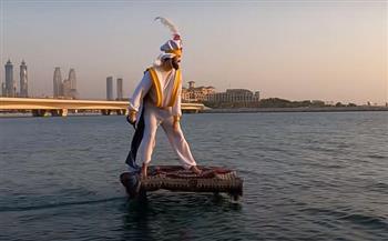 «علاء الدين» يطير بالبساط السحري بالشوارع وفوق المياه في دبي (فيديو)