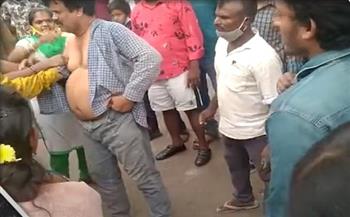 قطّعوا هدومه وسط الشارع.. علقة نسائية ساخنة لتأديب متحرش في الهند (فيديو)
