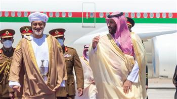 ولي العهد السعودي يؤكد متانة العلاقات مع عُمان والرغبة المشتركة في تعزيز الاستقرار بالمنطقة