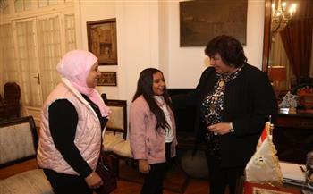 وزيرة الثقافة تستقبل الطفلة ملك إحدى مشاركات «قادرون باختلاف» (صور)