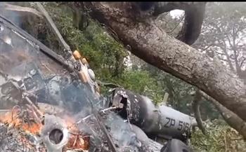 فيديو يوثق اشتعال النيران في حطام طائرة قٌتل فيها رئيس هيئة الأركان الهندي.. شاهد