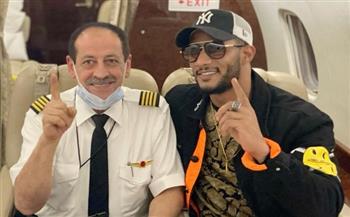أعاد أشرف أبو اليسر للأذهان.. محمد رمضان يلتقط صورًا مع طاقم طائرته الخاصة (صور)