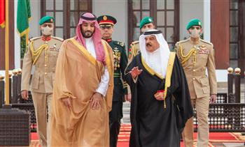 ولي العهد السعودي يصل إلى البحرين في زيارة رسمية