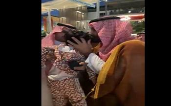 جبر الجواطر.. موقف إنساني لولي العهد السعودي مع طفل اعترض طريقه (فيديو)