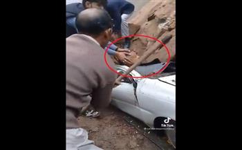 لم يظهر منه إلا رأسه.. أغرب عملية إنقاذ لرجل سقطت صخرة على سيارته (فيديو)