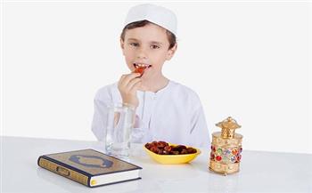 تعرفي على كيفية تهيئة طفلك نفسيًا وجسديًا لصيام رمضان